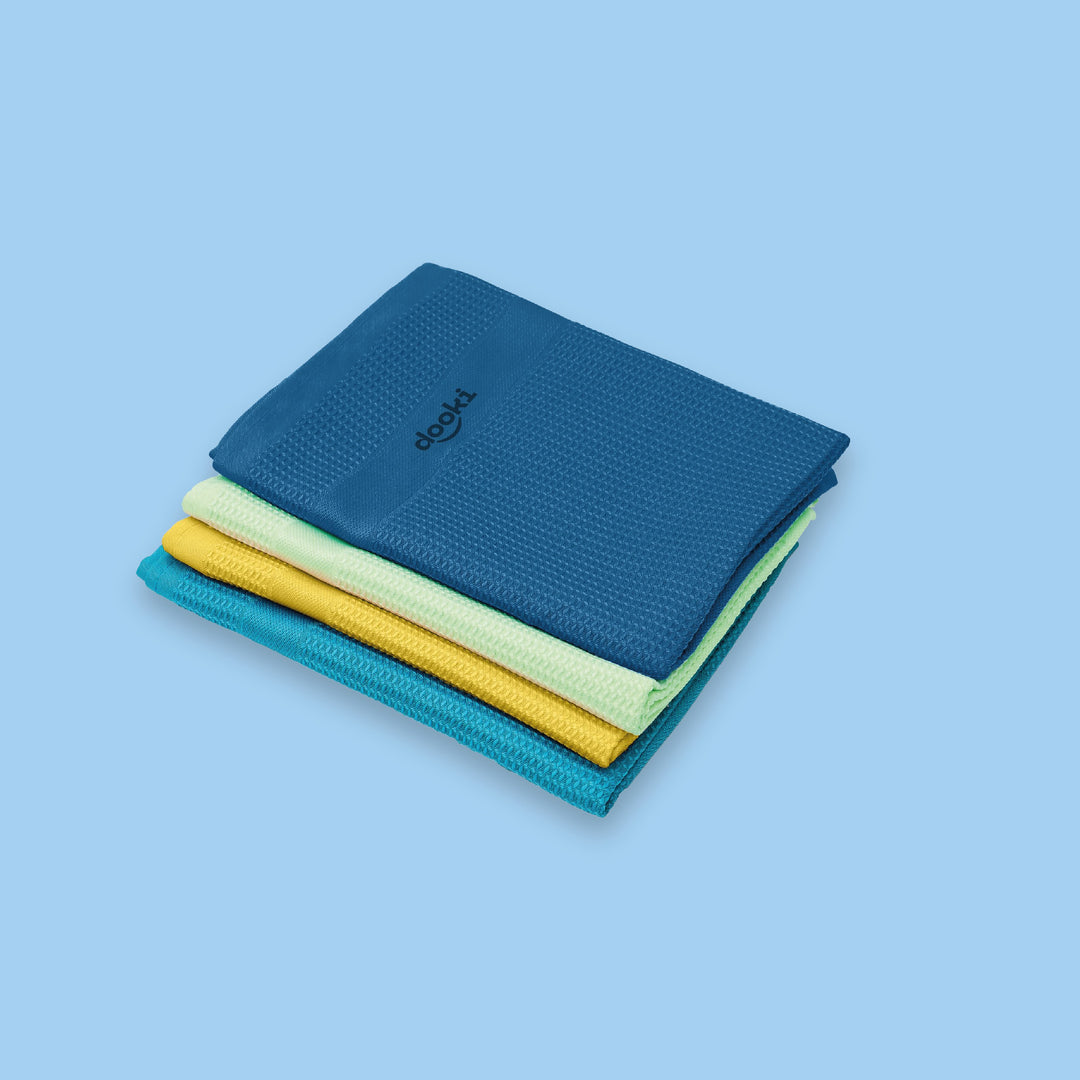 Dooki raamdoek in gebruik op raam – streeploos schoonmaken met microvezel zonder schoonmaakmiddel